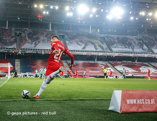 Ein Spieler tritt einen Eckball