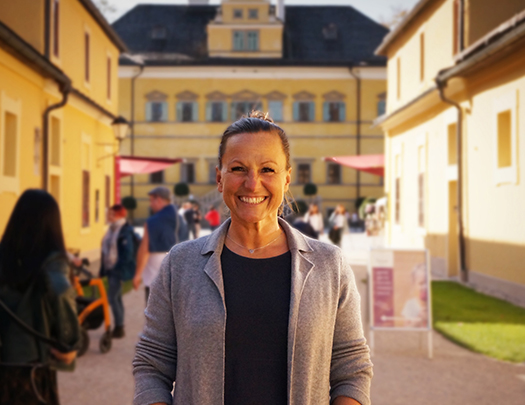 Foto von Claudia Riegler vorm Schloss Hellbrunn