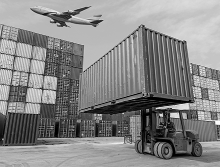 Ein Container wird auf schiff verladen