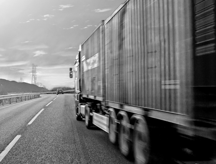 Ein LKW auf einer Landstraße